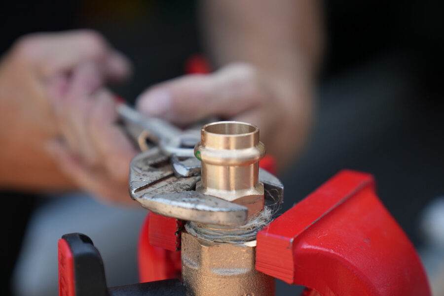 Detailarbeit an einer PVT-Anlage